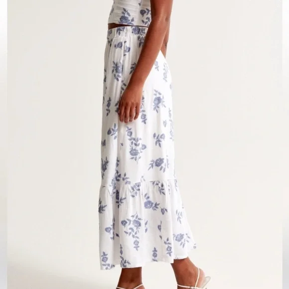 Abercrombie & Fitch Linen-Blend
Embroidered Tiered Maxi Skirt NWOT - Picture 6 of 9